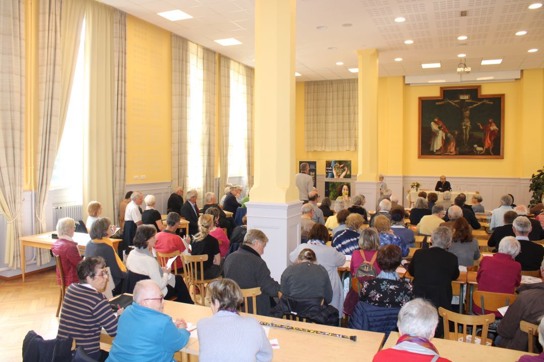 image salle grünenwald rempli de personnes lors d'une conférence