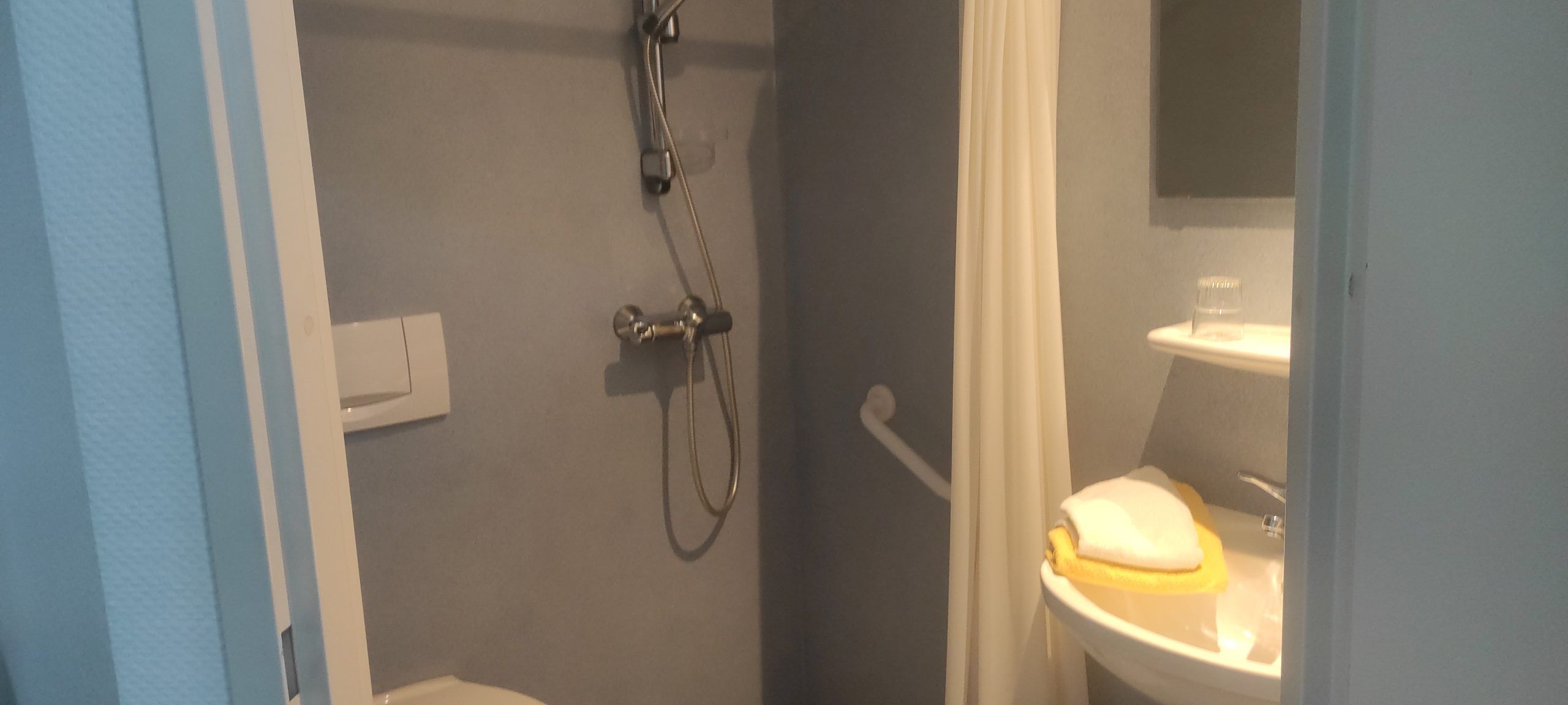 image chambre double avec douche n4
